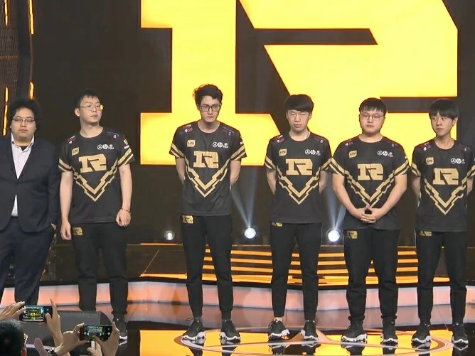 爱游戏-Karsa在西班牙队比赛中战术调整，重返赛场引发热议！