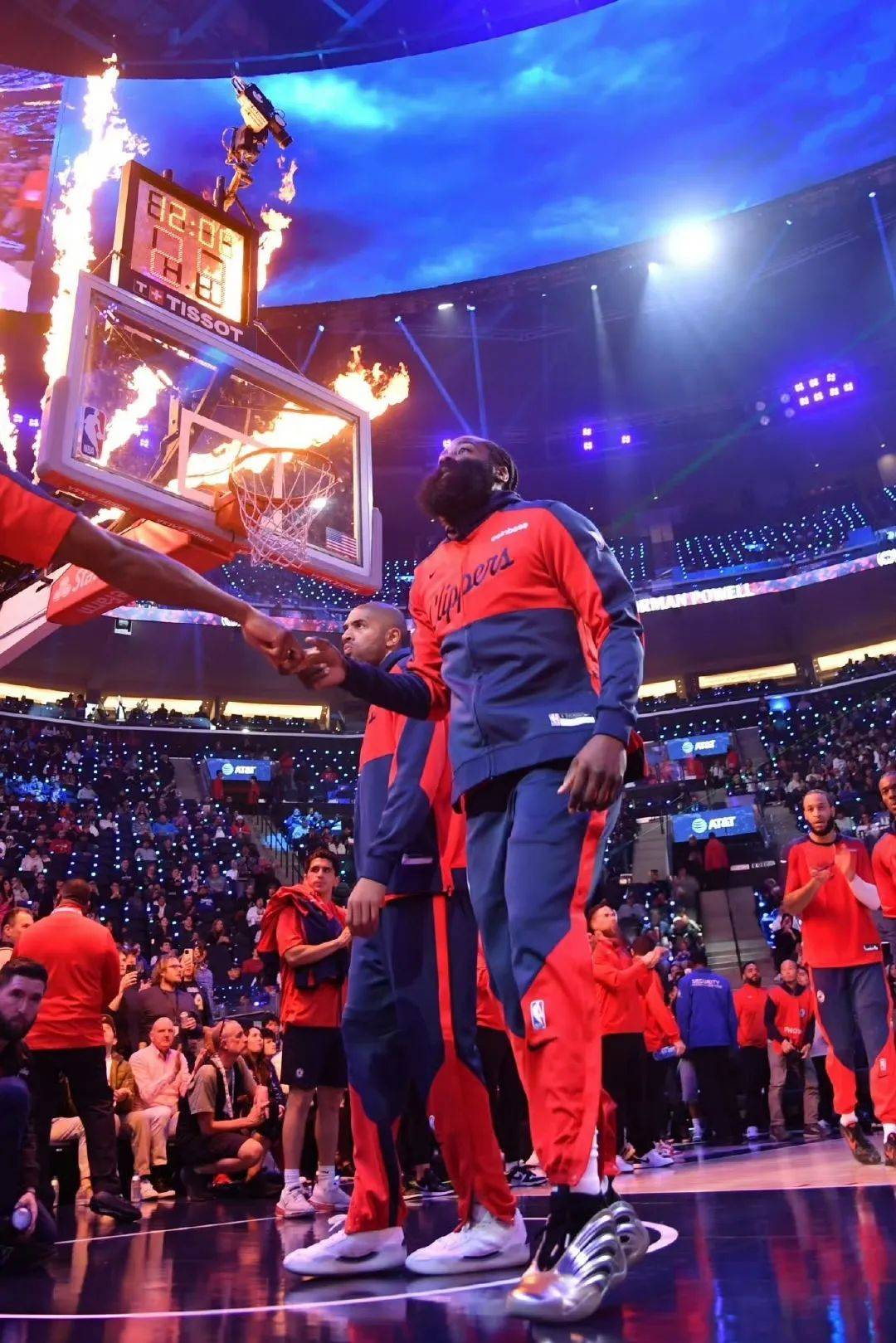 爱游戏体育-哈登回归赛场，比分优势明显首场状态亮眼，尤文图斯观众沸腾！的简单介绍